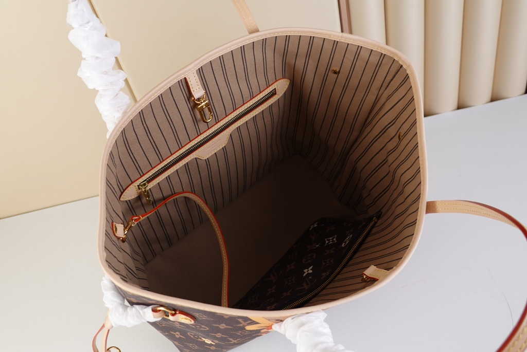 Louis Vuitton M40699 Neverfull MM Monogram Leather Dog