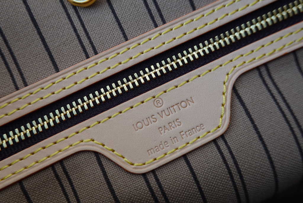 Louis Vuitton M40699 Neverfull MM Monogram Leather Dog
