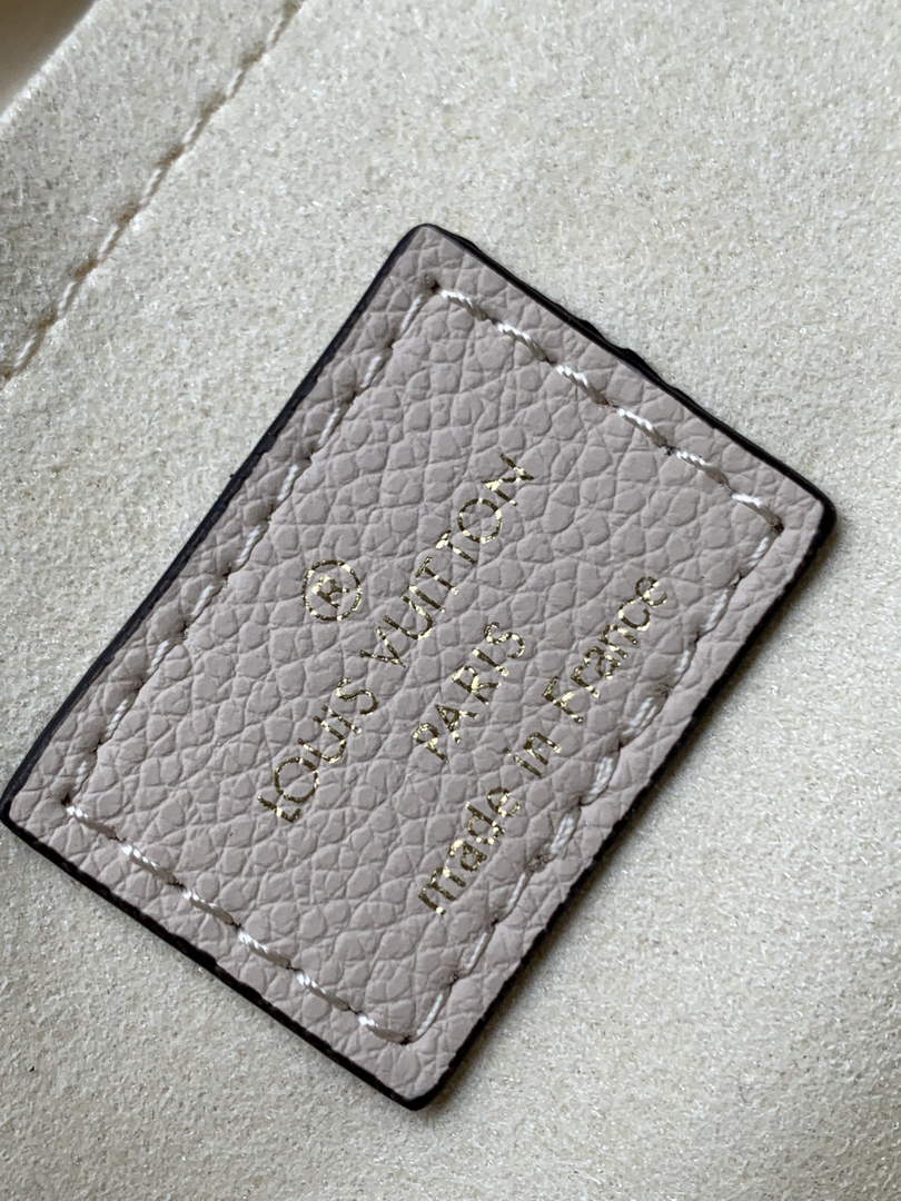 Louis Vuitton M46099 Bagatelle BB Shoulder Bag Leather Beige - 24 x 18 x 7 cm / Beige - View 9