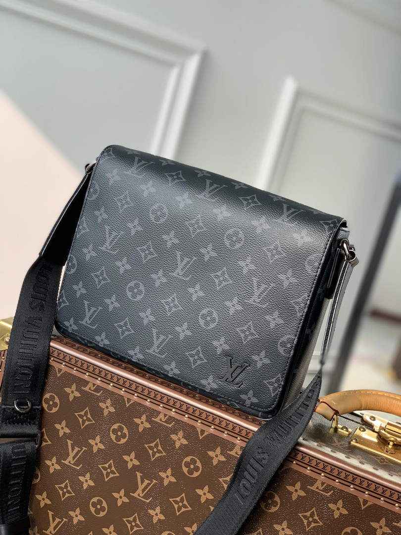 Louis Vuitton M46255 District PM Bag Monogram Eclipse Canvas