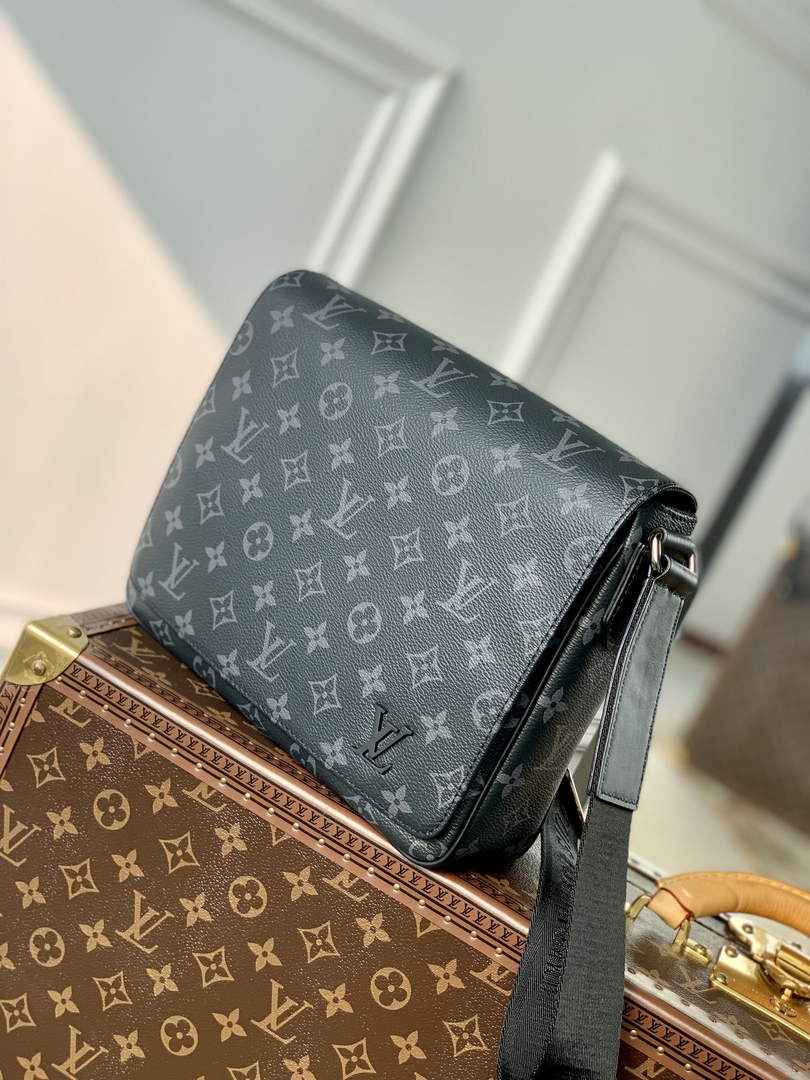 Louis Vuitton M46255 District PM Bag Monogram Eclipse Canvas