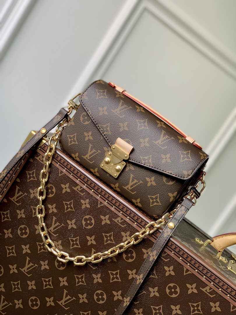 Louis Vuitton M46279 Pochette Métis East West Monogram Canvas