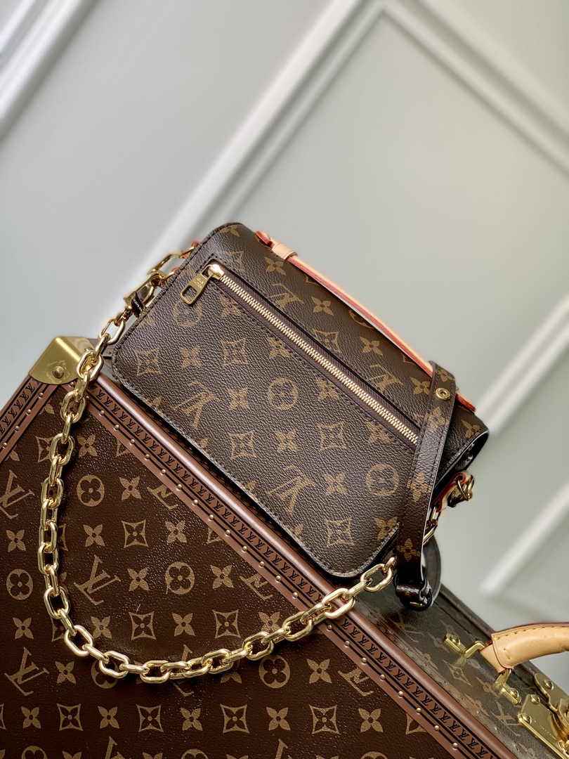 Louis Vuitton M46279 Pochette Métis East West Monogram Canvas