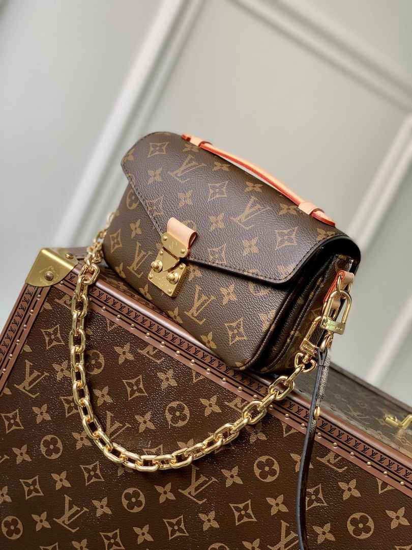 Louis Vuitton M46279 Pochette Métis East West Monogram Canvas