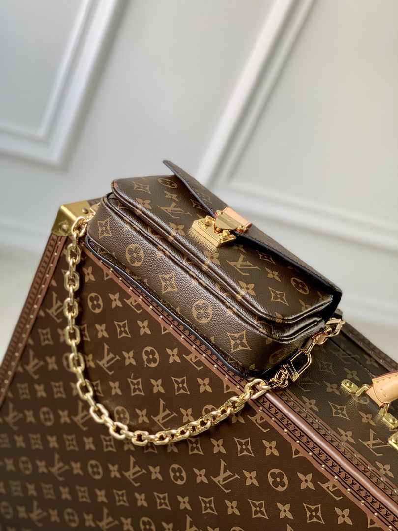 Louis Vuitton M46279 Pochette Métis East West Monogram Canvas