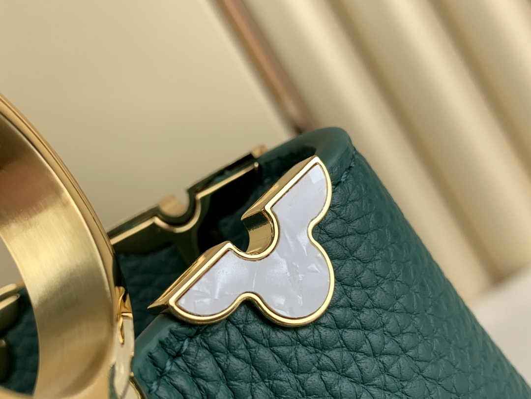 Louis Vuitton M54663 Capucines MM Bag Green Taurillon leather
