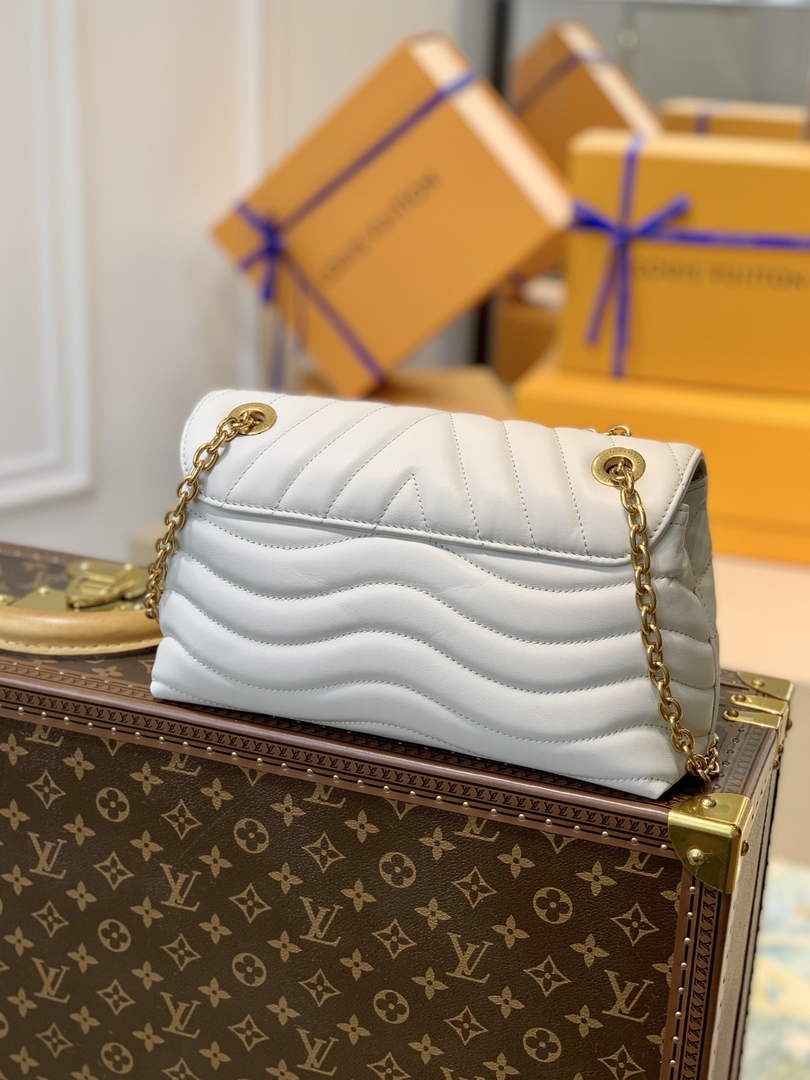 Louis Vuitton M58549 LV New Wave Chain Bag White