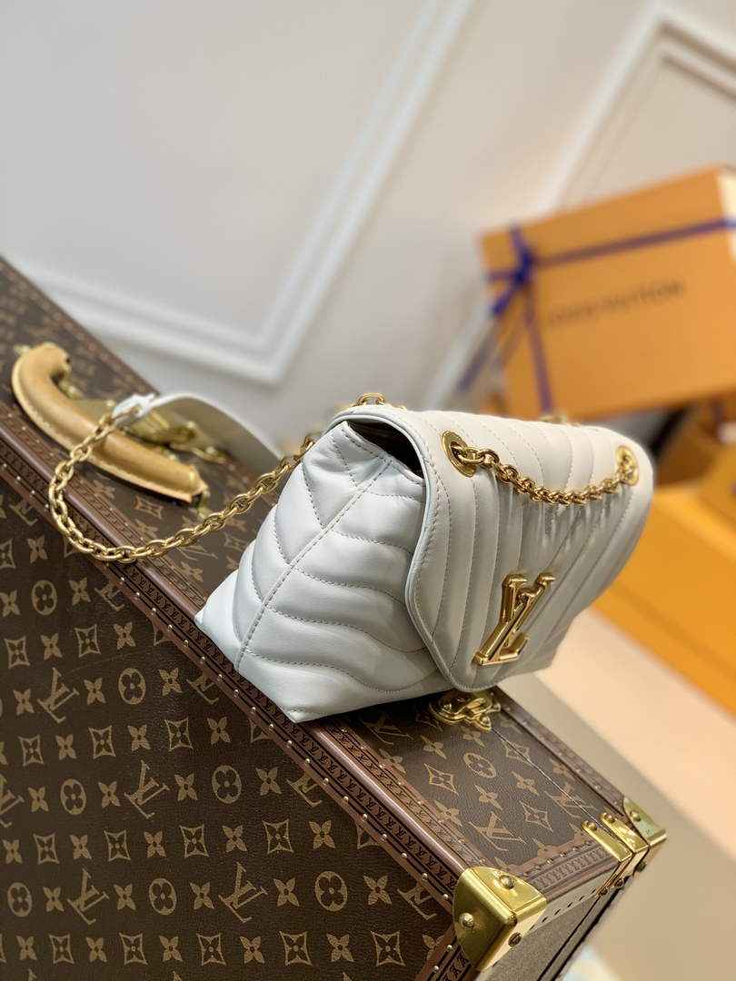 Louis Vuitton M58549 LV New Wave Chain Bag White