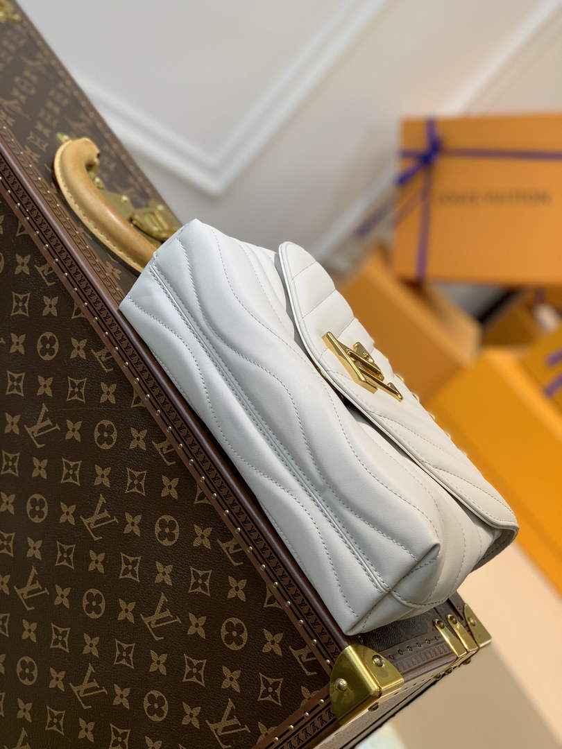 Louis Vuitton M58549 LV New Wave Chain Bag White