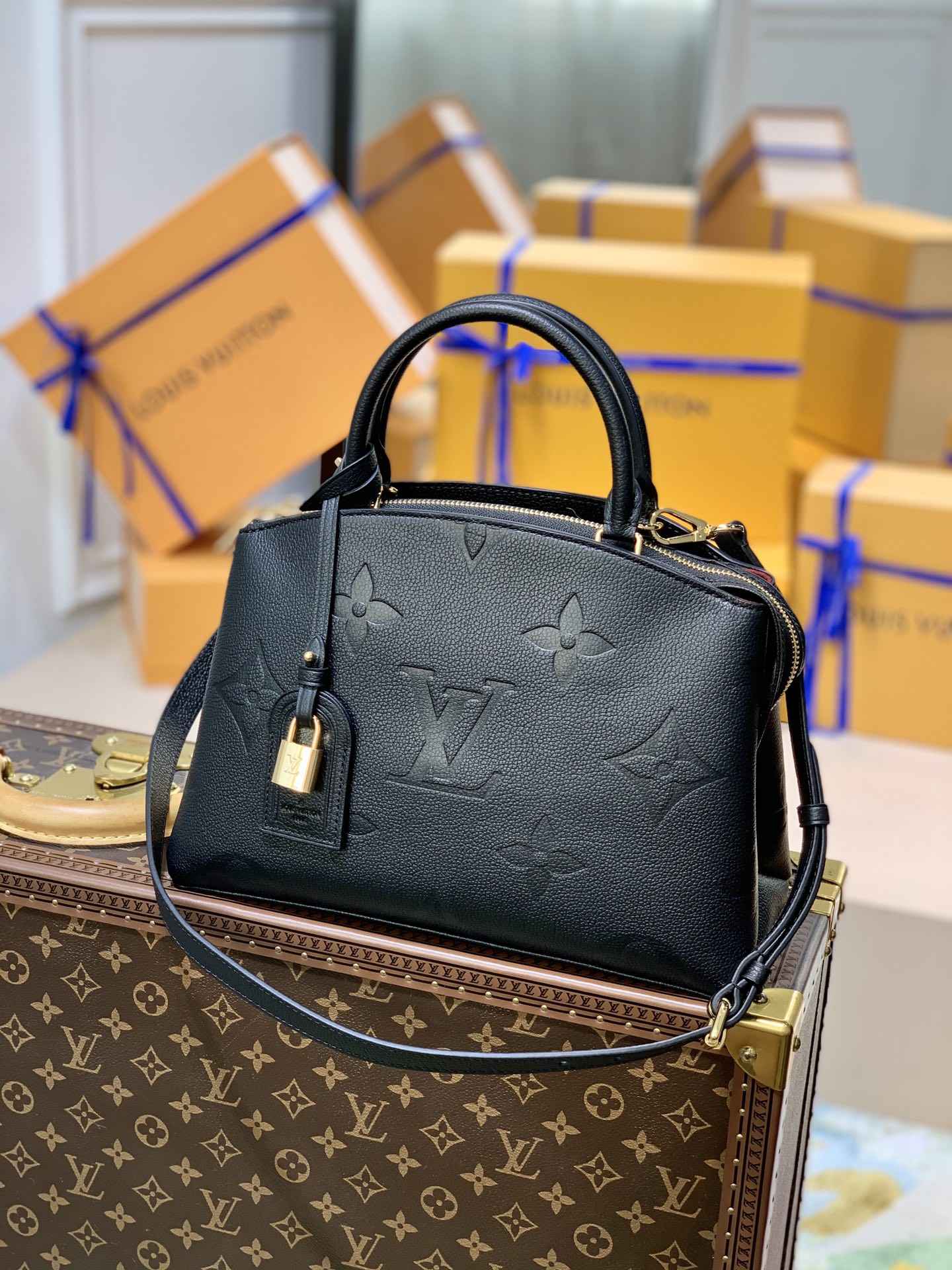 Louis Vuitton M58916 Petit Palais tote bag Monogram Leather Black