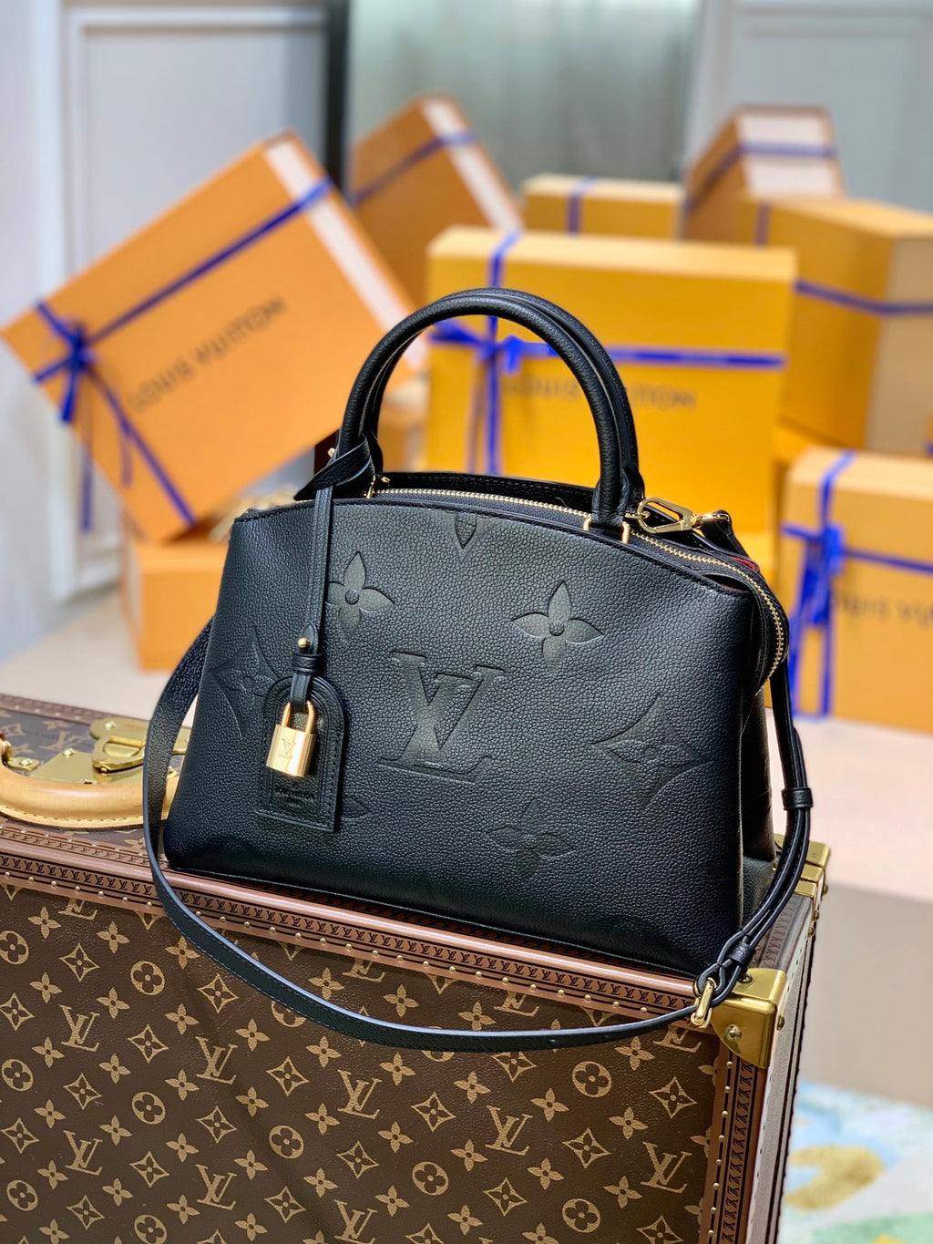 Louis Vuitton M58916 Petit Palais tote bag Monogram Leather Black - 29 x 18 x 12.5 cm / Monogram Leather Black - View 1