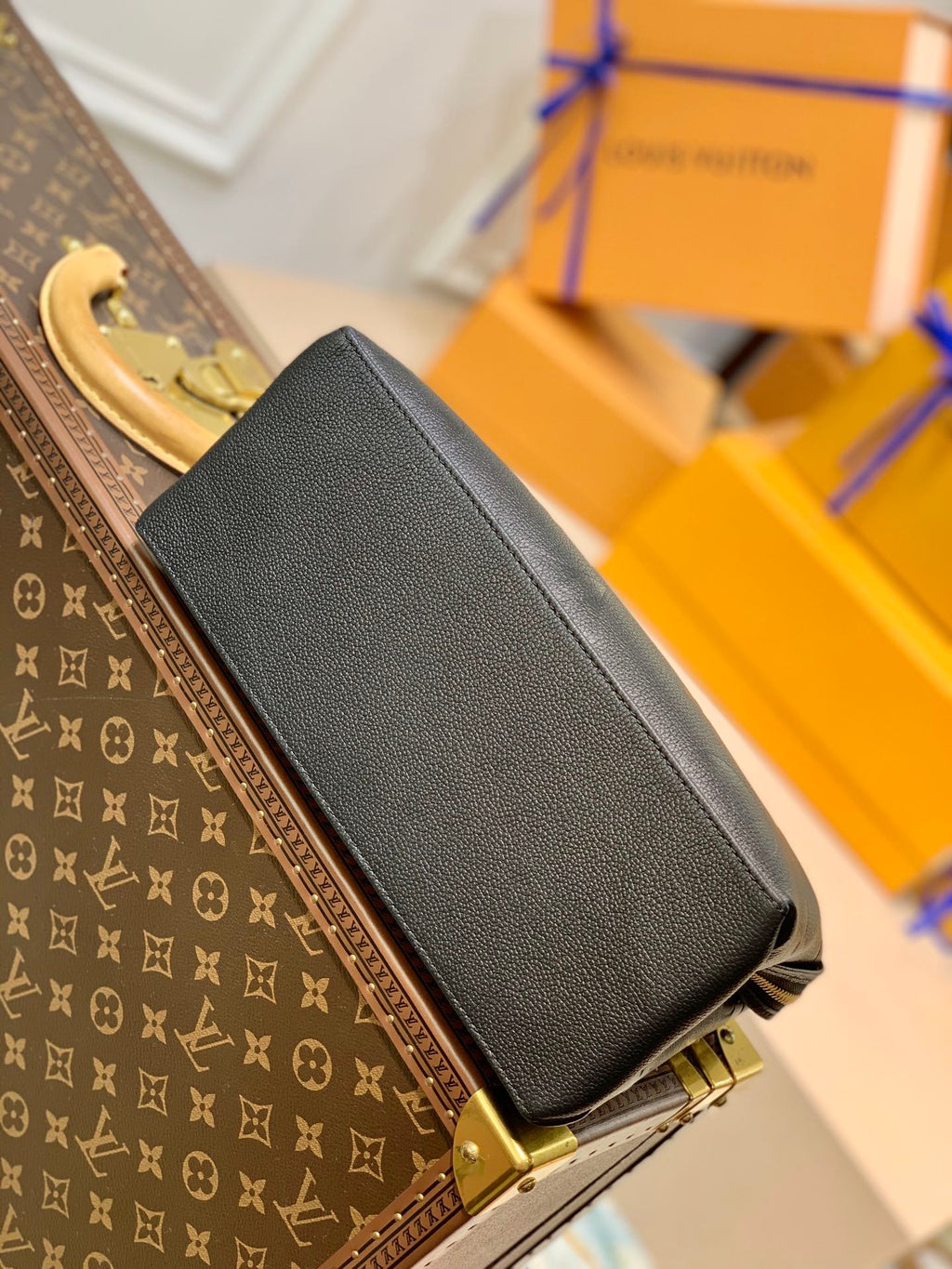 Louis Vuitton M58916 Petit Palais tote bag Monogram Leather Black - 29 x 18 x 12.5 cm / Monogram Leather Black - View 4