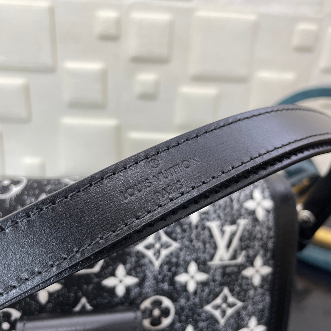 Louis Vuitton M21458 Dauphine MM Shoulder bag black - 25 x 17 x 10.5 cm / monogram / Calfskin-leather trim - View 6