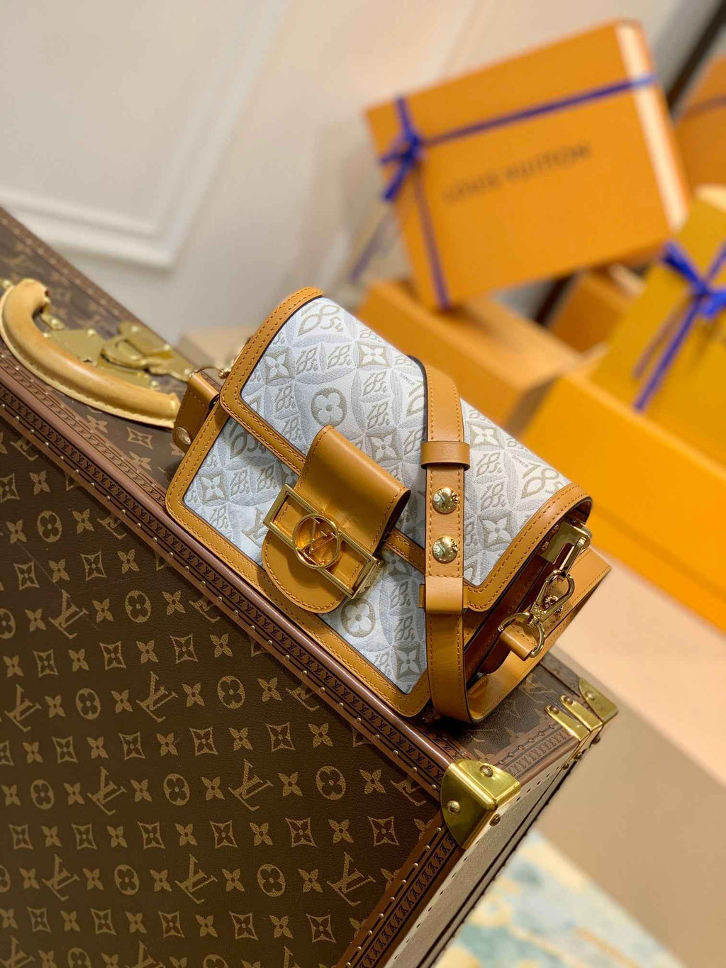 Louis Vuitton M59480 Mini Dauphine Shoulder bag white