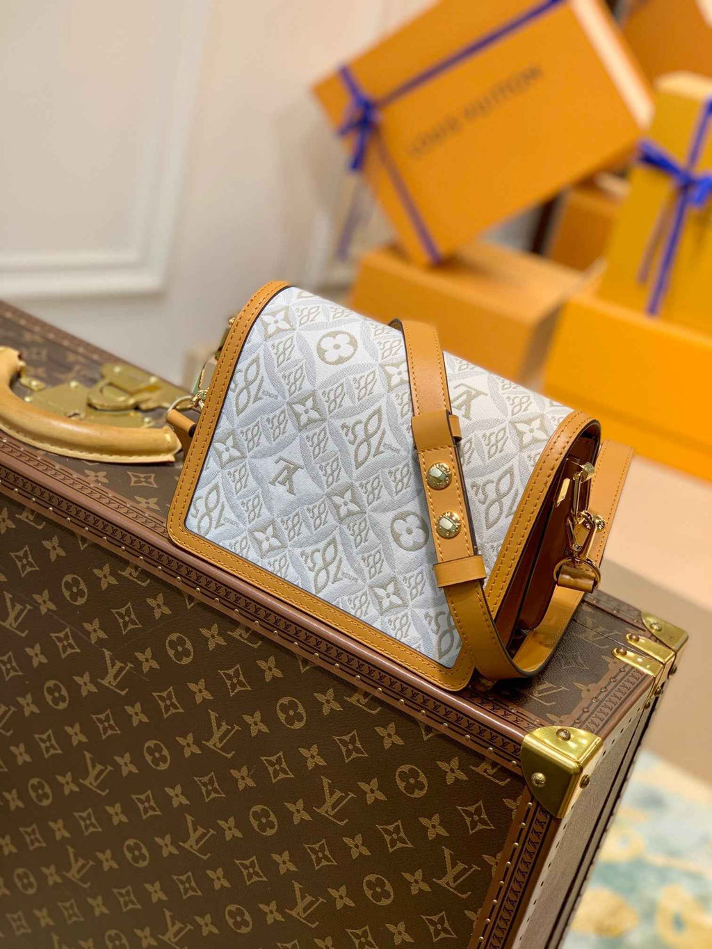 Louis Vuitton M59480 Mini Dauphine Shoulder bag white
