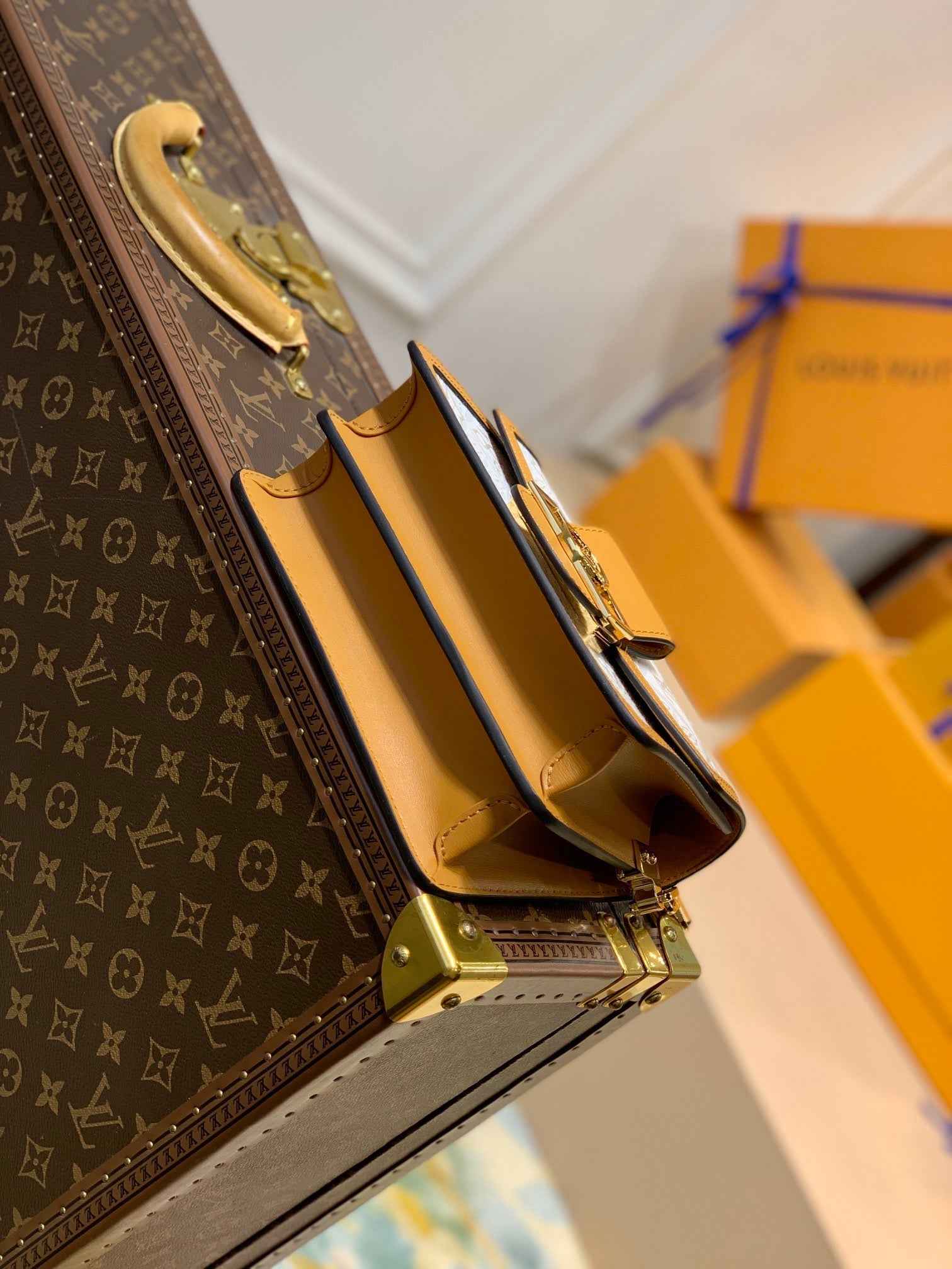 Louis Vuitton M59480 Mini Dauphine Shoulder bag white