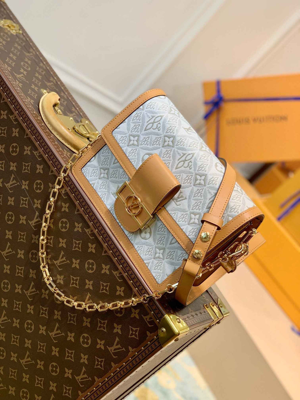 Louis Vuitton M59483 Dauphine MM Shoulder bag white