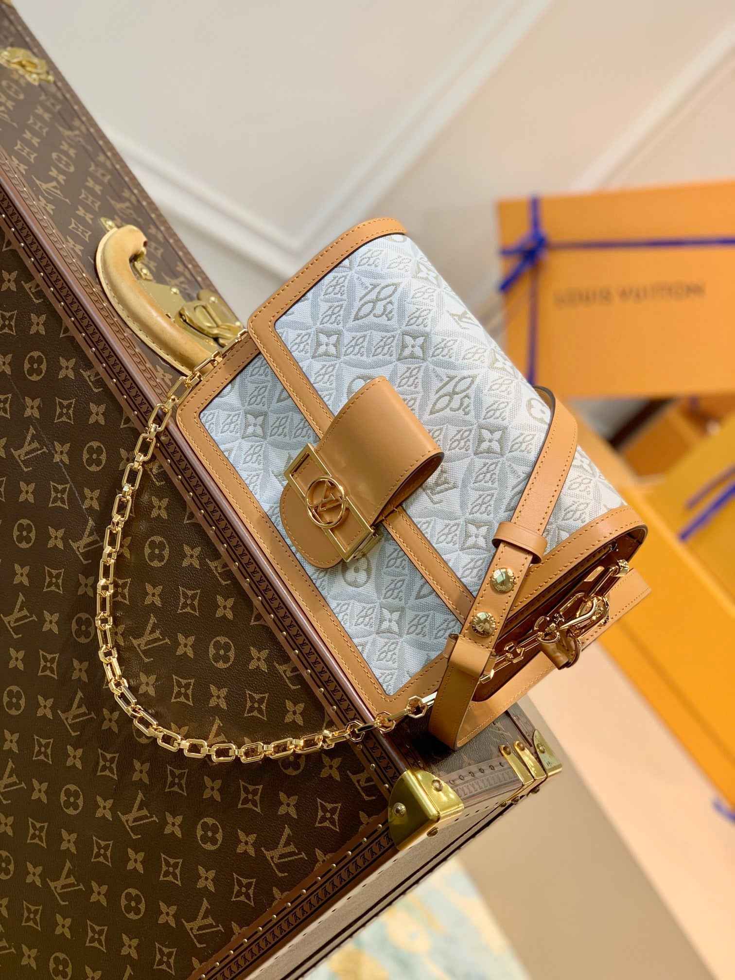 Louis Vuitton M59483 Dauphine MM Shoulder bag white