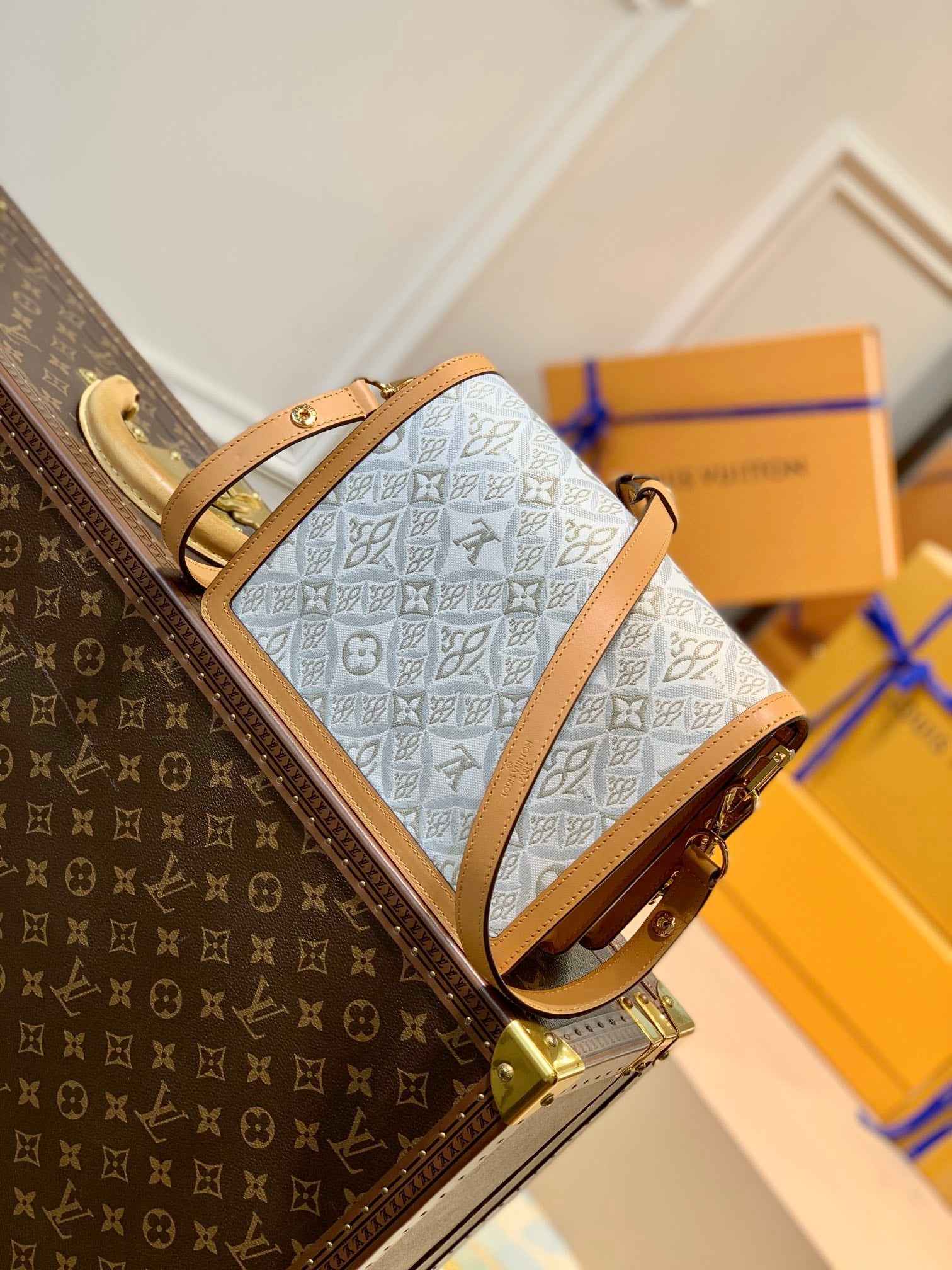 Louis Vuitton M59483 Dauphine MM Shoulder bag white