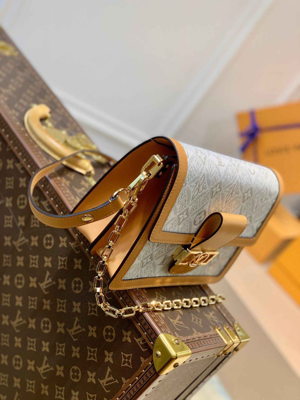 Louis Vuitton M59483 Dauphine MM Shoulder bag white