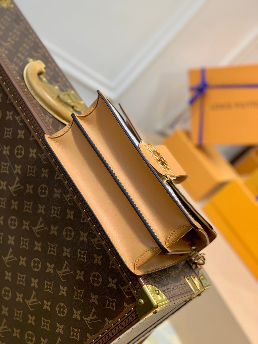 Louis Vuitton M59483 Dauphine MM Shoulder bag white - 25 x 17 x 10.5 cm / monogram / Cowhide-leather trim - View 4