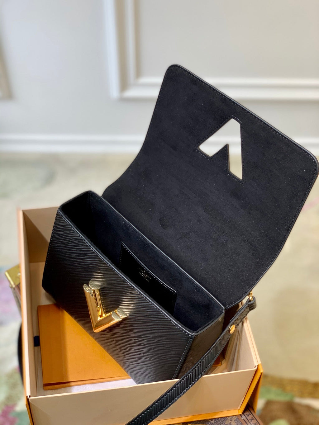 Louis Vuitton M59887 LV M21772 Twist MM Bag Epi Leather Black