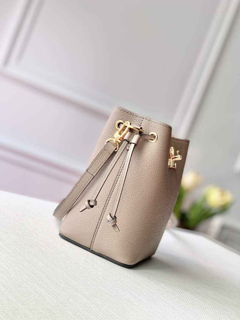 Louis Vuitton M68709 Nano Lockme Bucket light pink