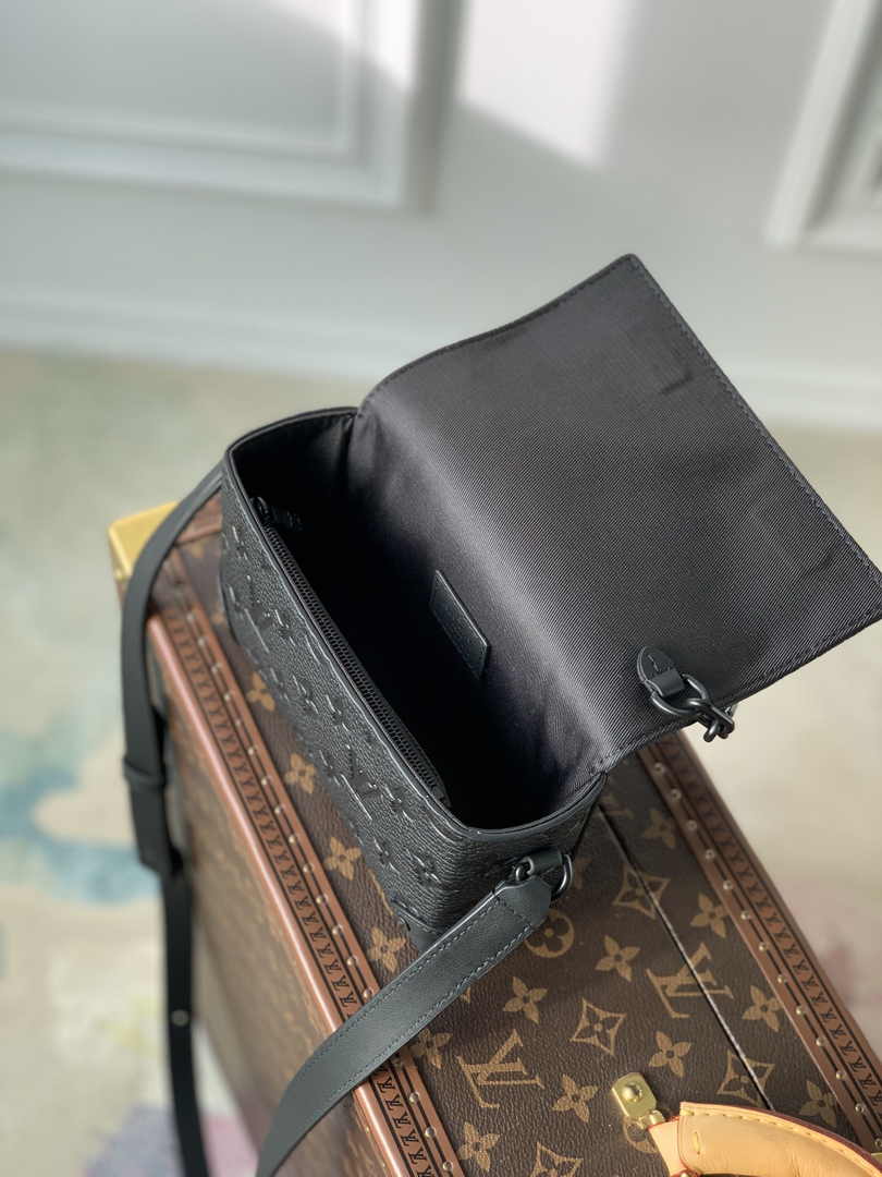 Louis Vuitton M81746 Steamer Wearable Wallet Black leather