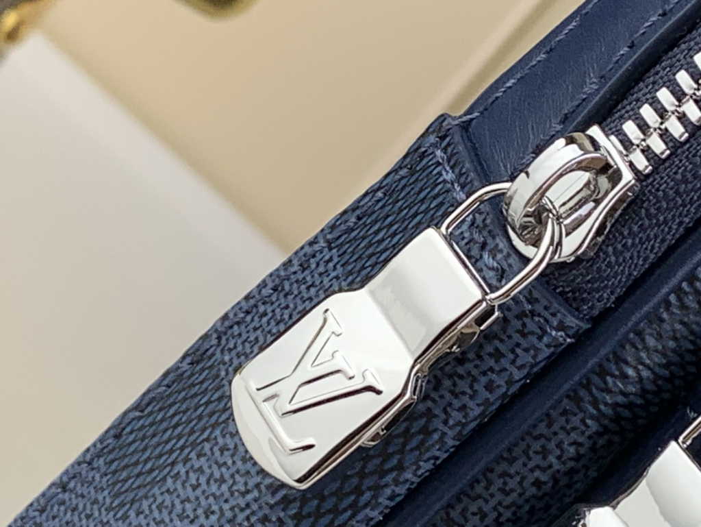 Louis Vuitton N40439 Avenue Slingbag Bag Blue Sapphire