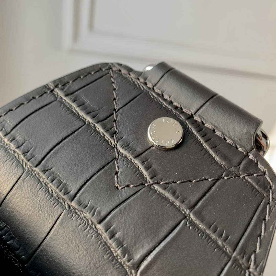 Louis Vuitton N41720 Avenue Sling Bag Damier Leather Black