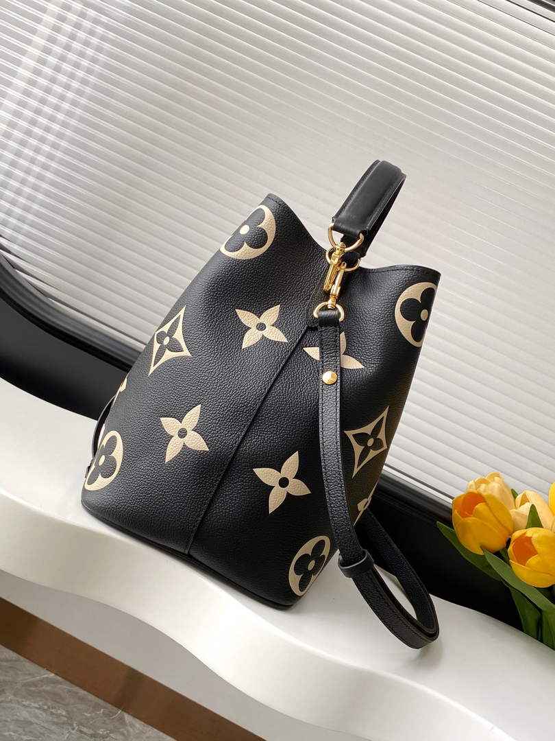 Louis Vuitton NéoNoé MM Bucket Bag Black Cowhide Leather - M45497
