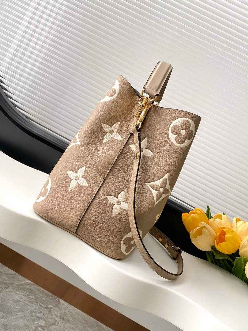 Louis Vuitton NéoNoé MM Bucket Bag Gray Cowhide Leather - M45555