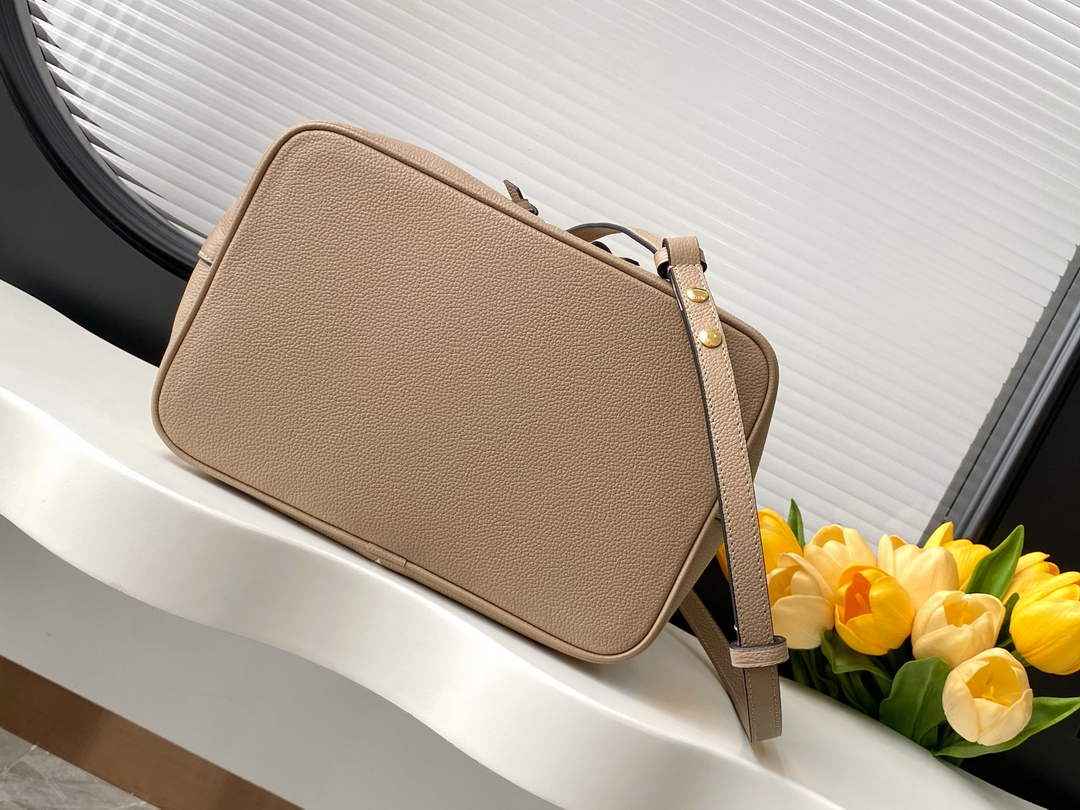 Louis Vuitton NéoNoé MM Bucket Bag Gray Cowhide Leather - M45555