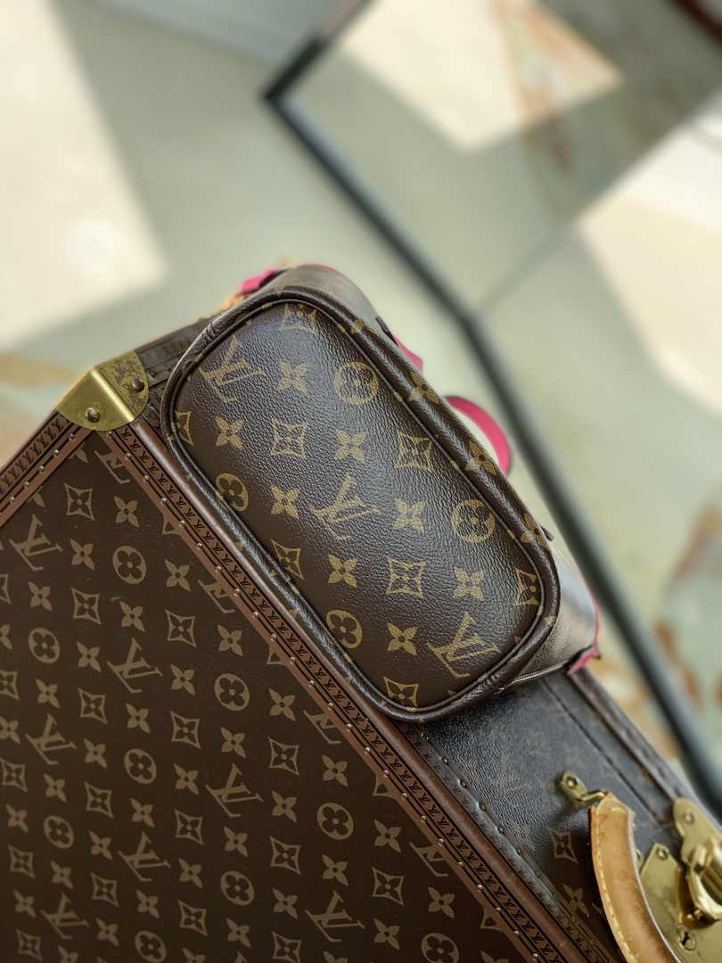 Louis Vuitton Neverfull Bandoulière Inside Out BB M12106