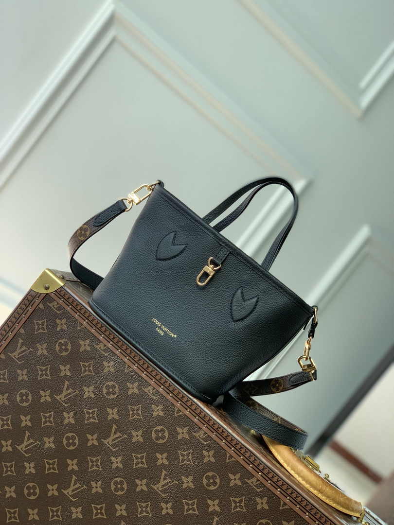 Louis Vuitton Neverfull Bandoulière Inside Out BB M12099