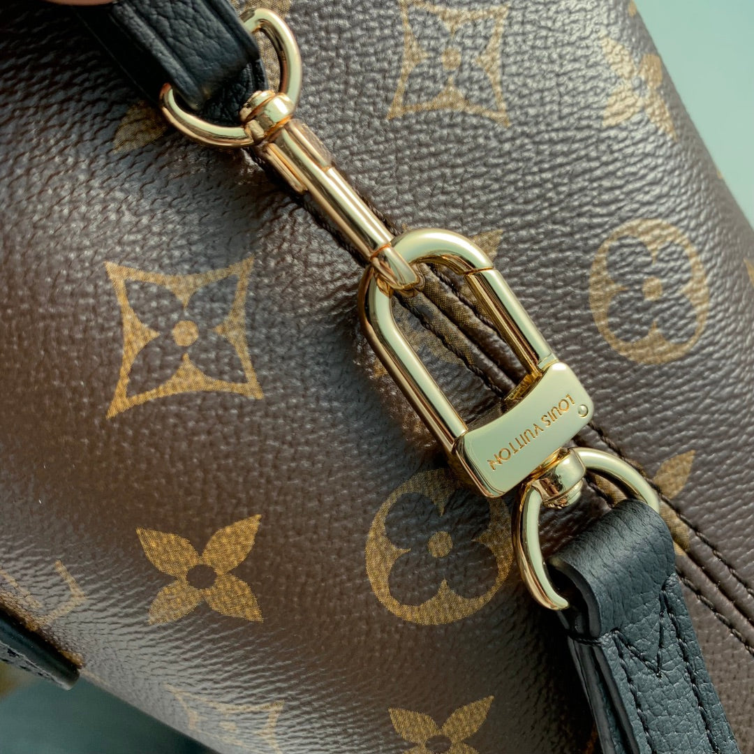 Louis Vuitton Neverfull Bandoulière Inside Out BB M12099