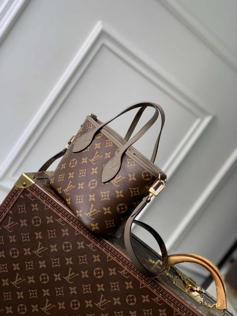 Louis Vuitton Neverfull Bandoulière Inside Out BB M12109
