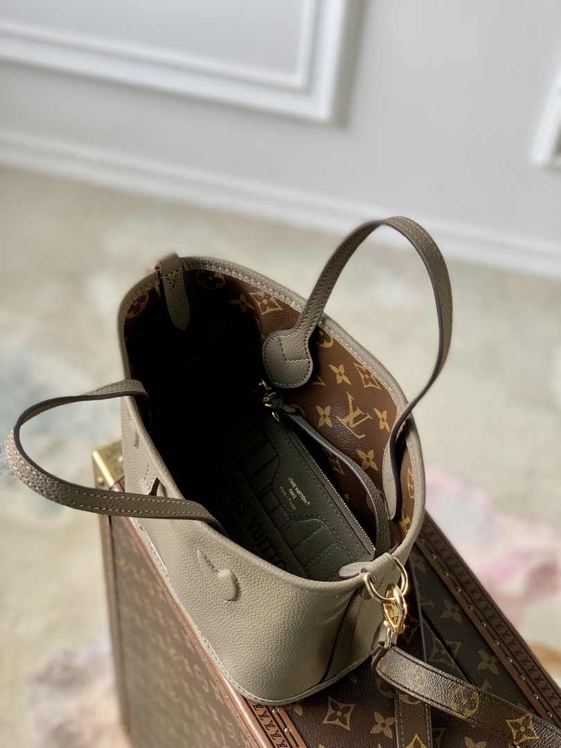 Louis Vuitton Neverfull Bandoulière Inside Out BB M12109