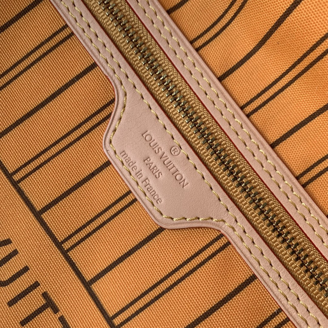 Louis Vuitton Neverfull Bandoulière Inside Out MM Bag M11947