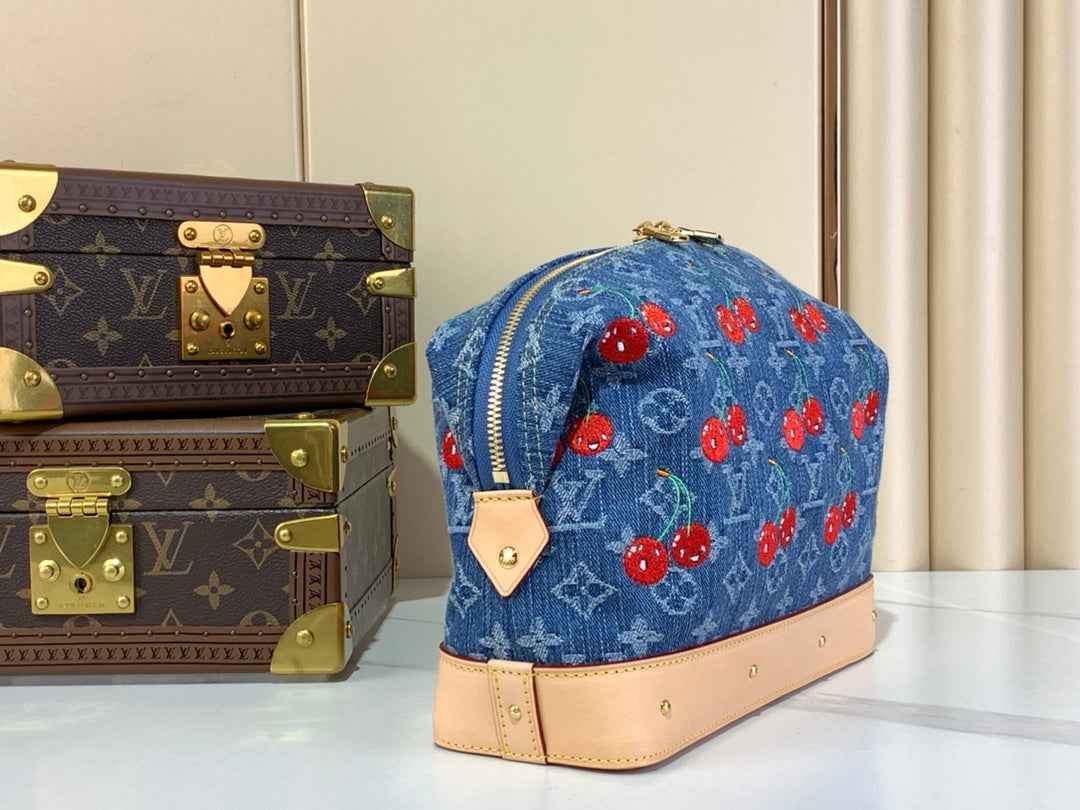 Louis Vuitton Pochette Cosmétique GM M13995