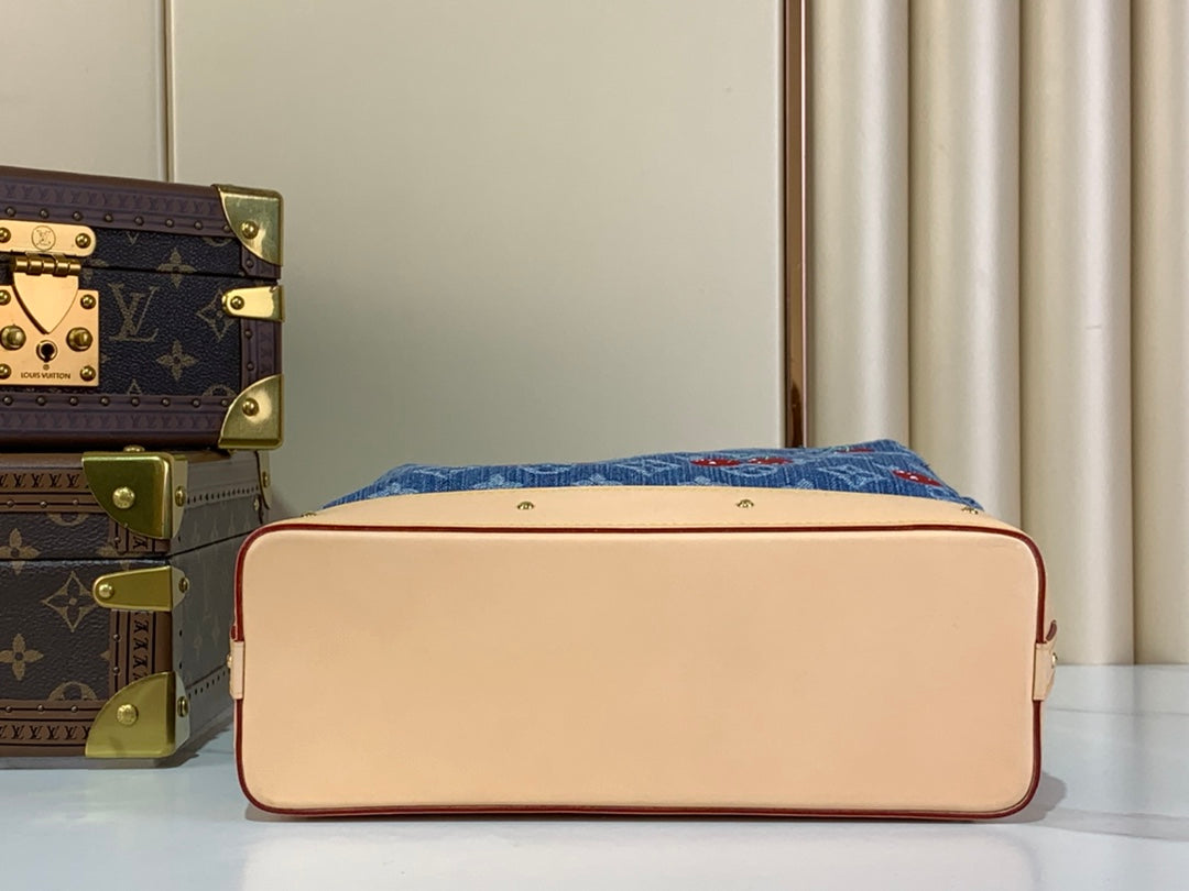 Louis Vuitton Pochette Cosmétique GM M13995
