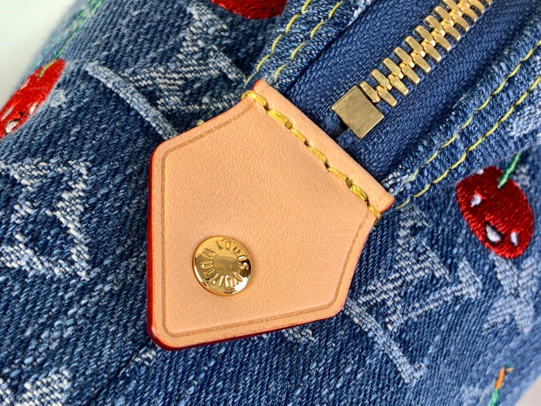 Louis Vuitton Pochette Cosmétique GM M13995