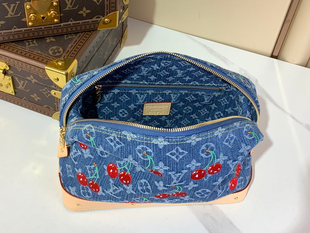 Louis Vuitton Pochette Cosmétique GM M13995