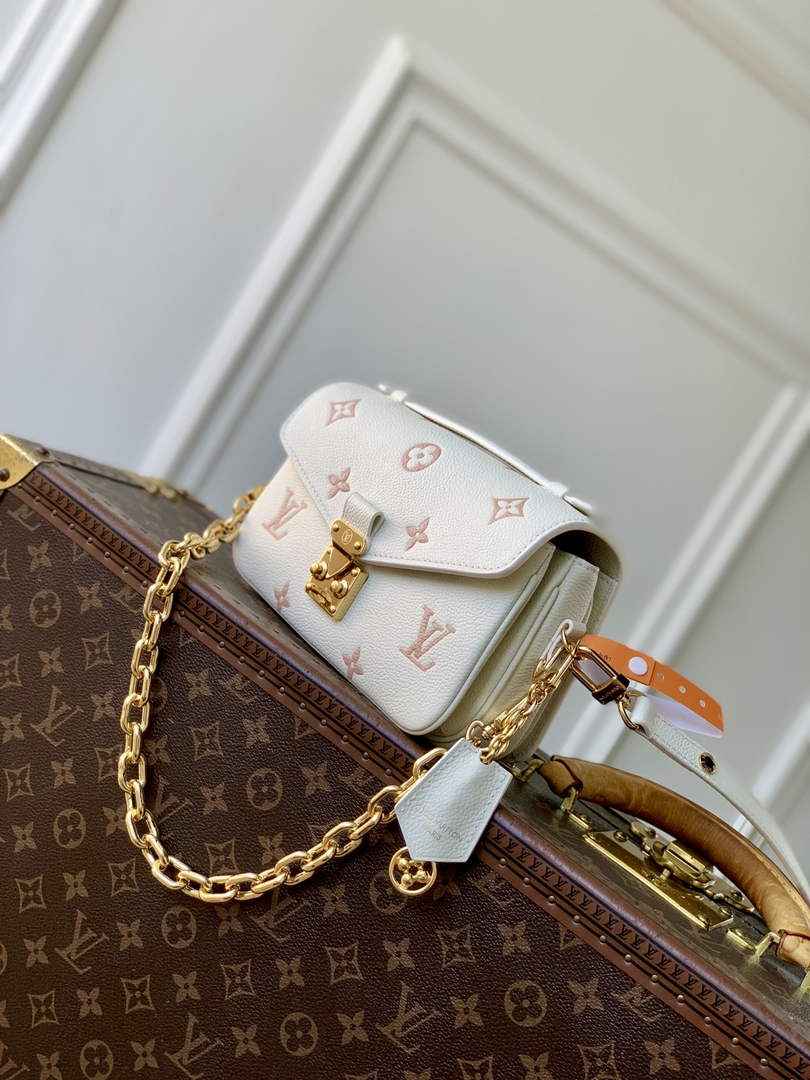 Louis Vuitton Pochette Métis East West M27575