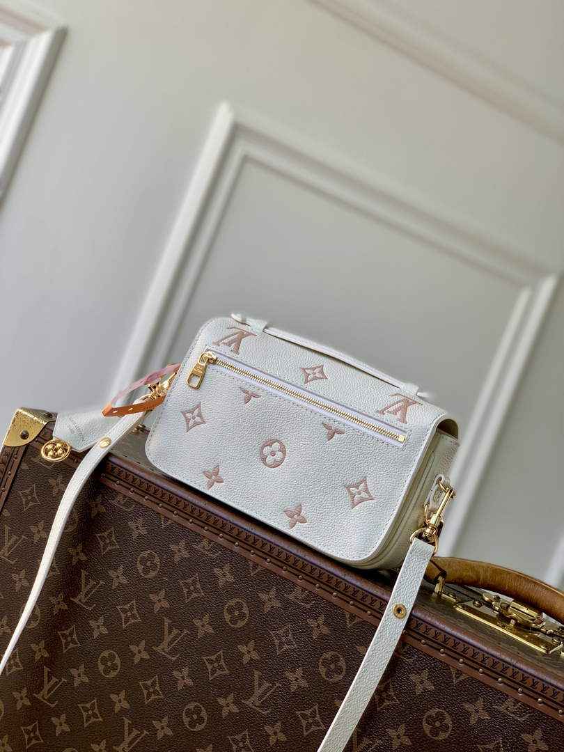 Louis Vuitton Pochette Métis East West M27575