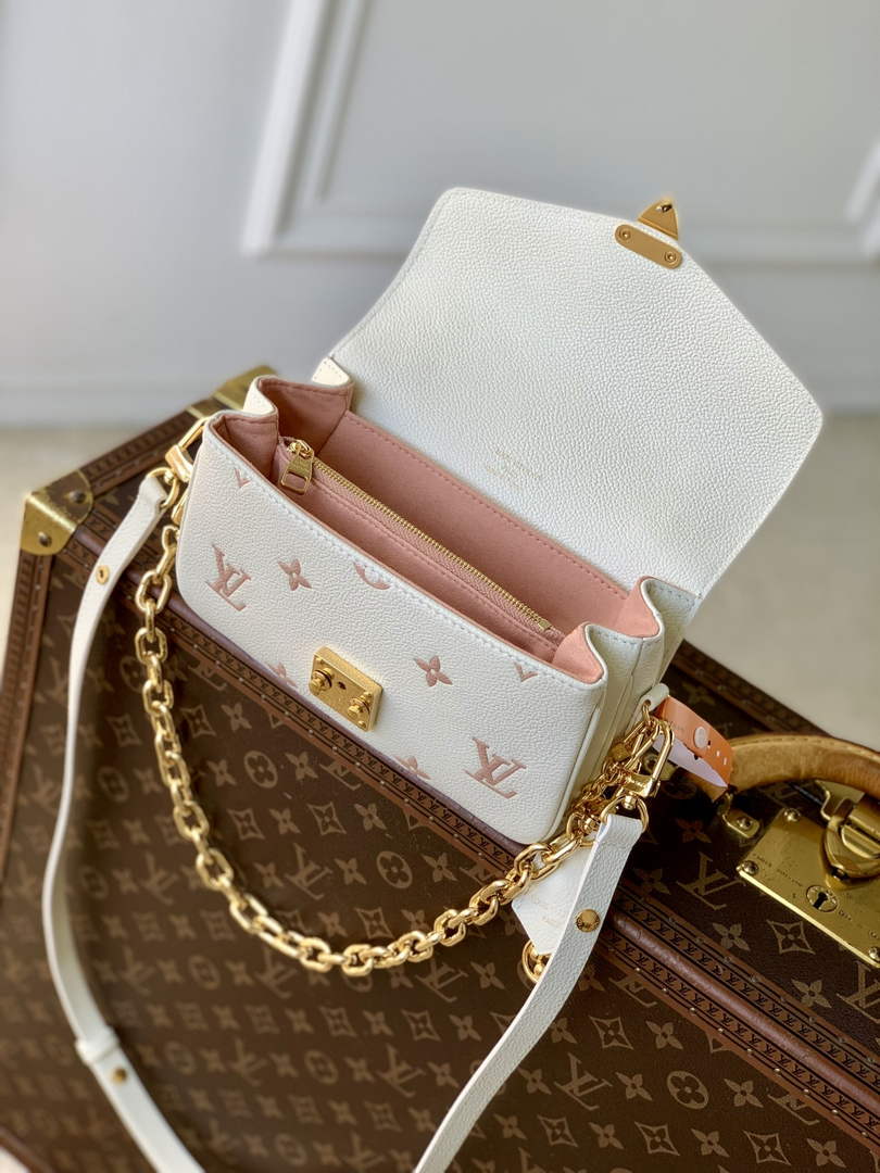 Louis Vuitton Pochette Métis East West M27575