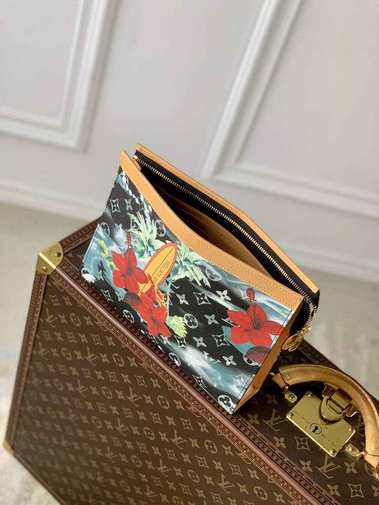 Louis Vuitton Pochette Voyage Bag M83465 Green