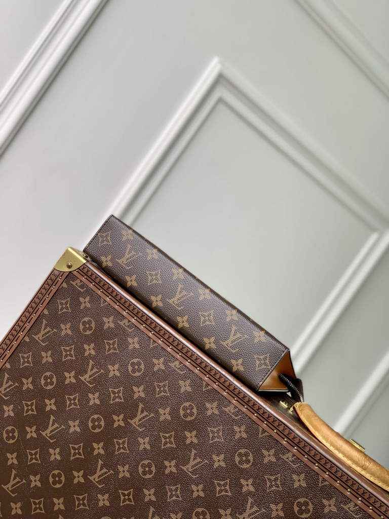 Louis Vuitton Pochette Voyage MM Bag M12820