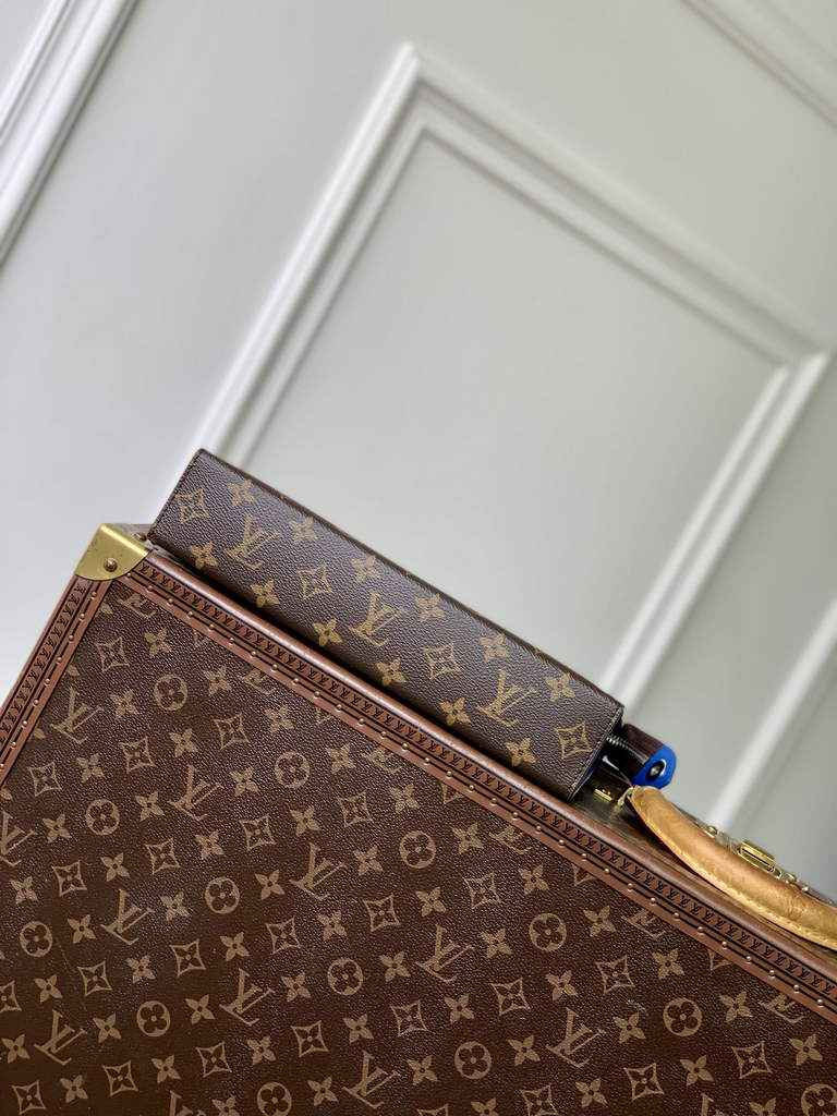Louis Vuitton Pochette Voyage MM Bag M12819