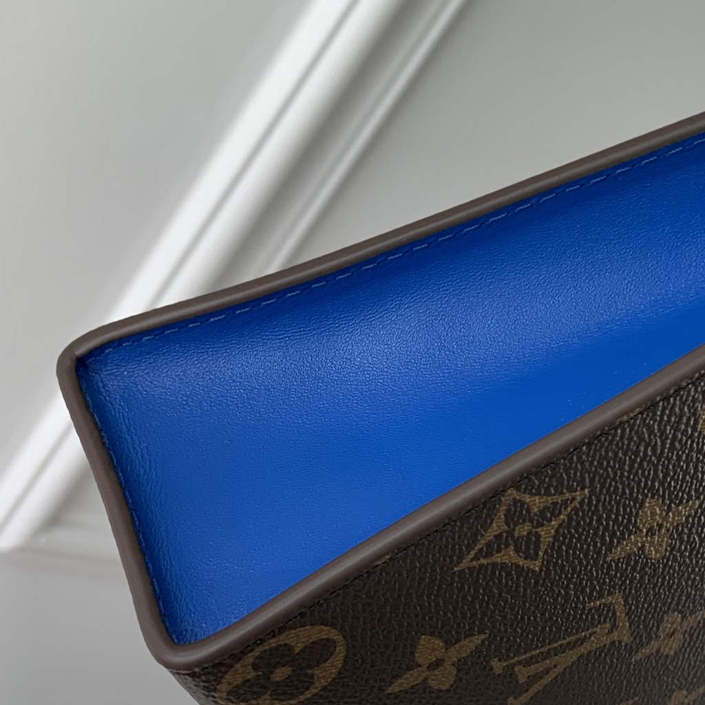 Louis Vuitton Pochette Voyage MM Bag M12819